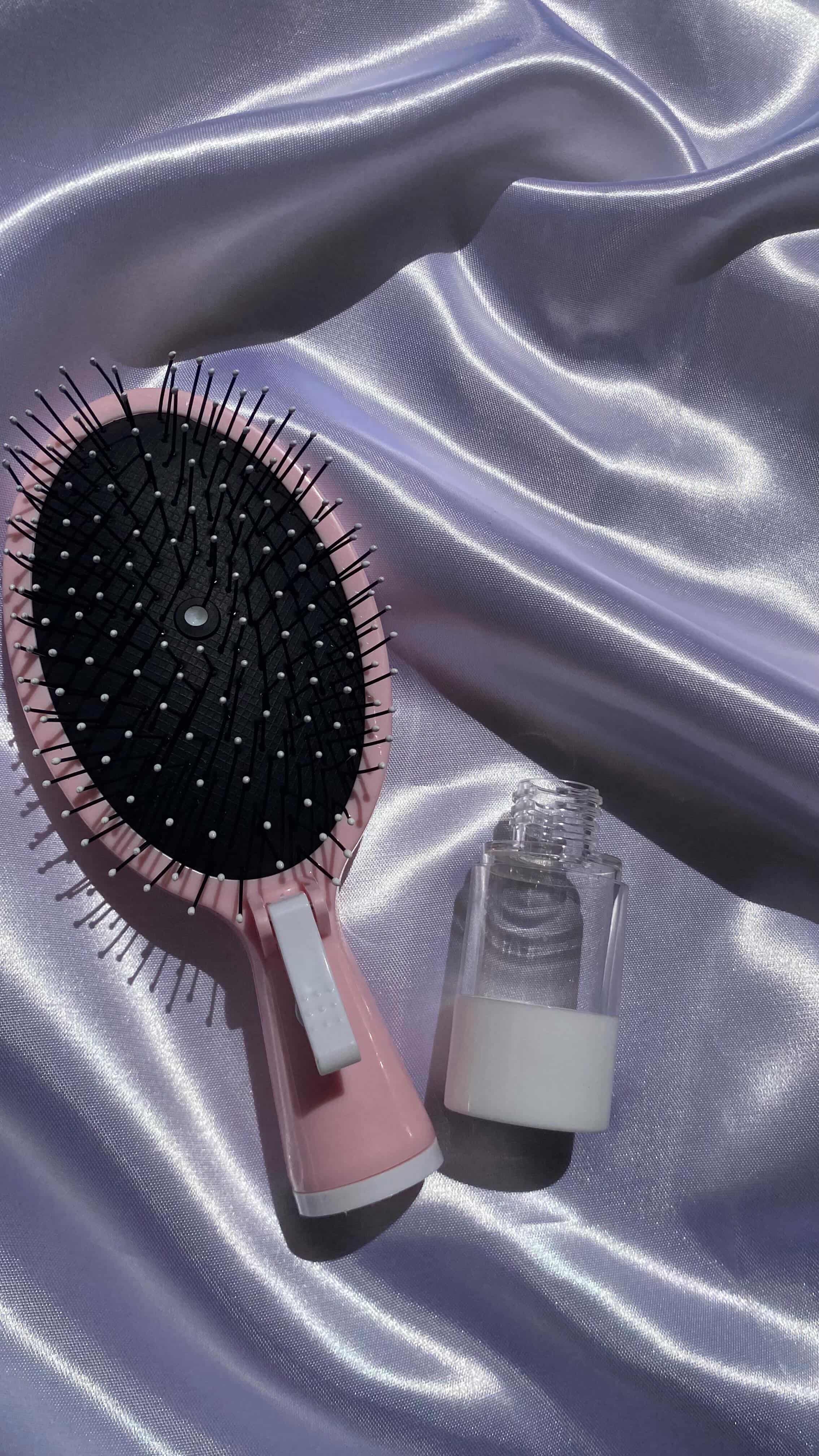 brosse cheveux et spray haille