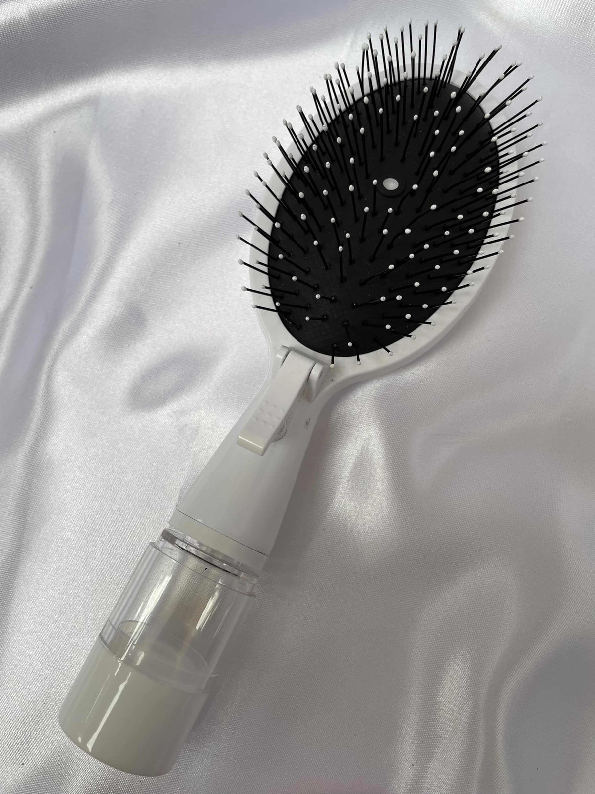 brosse cheveux et spray haille