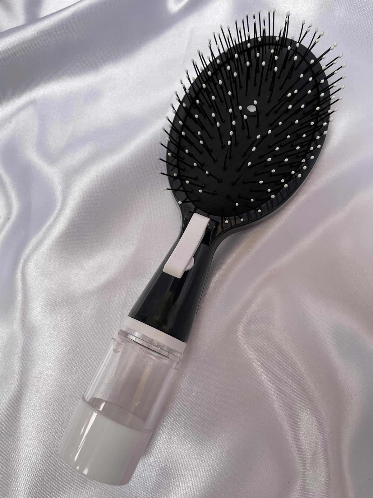 brosse cheveux et spray haille