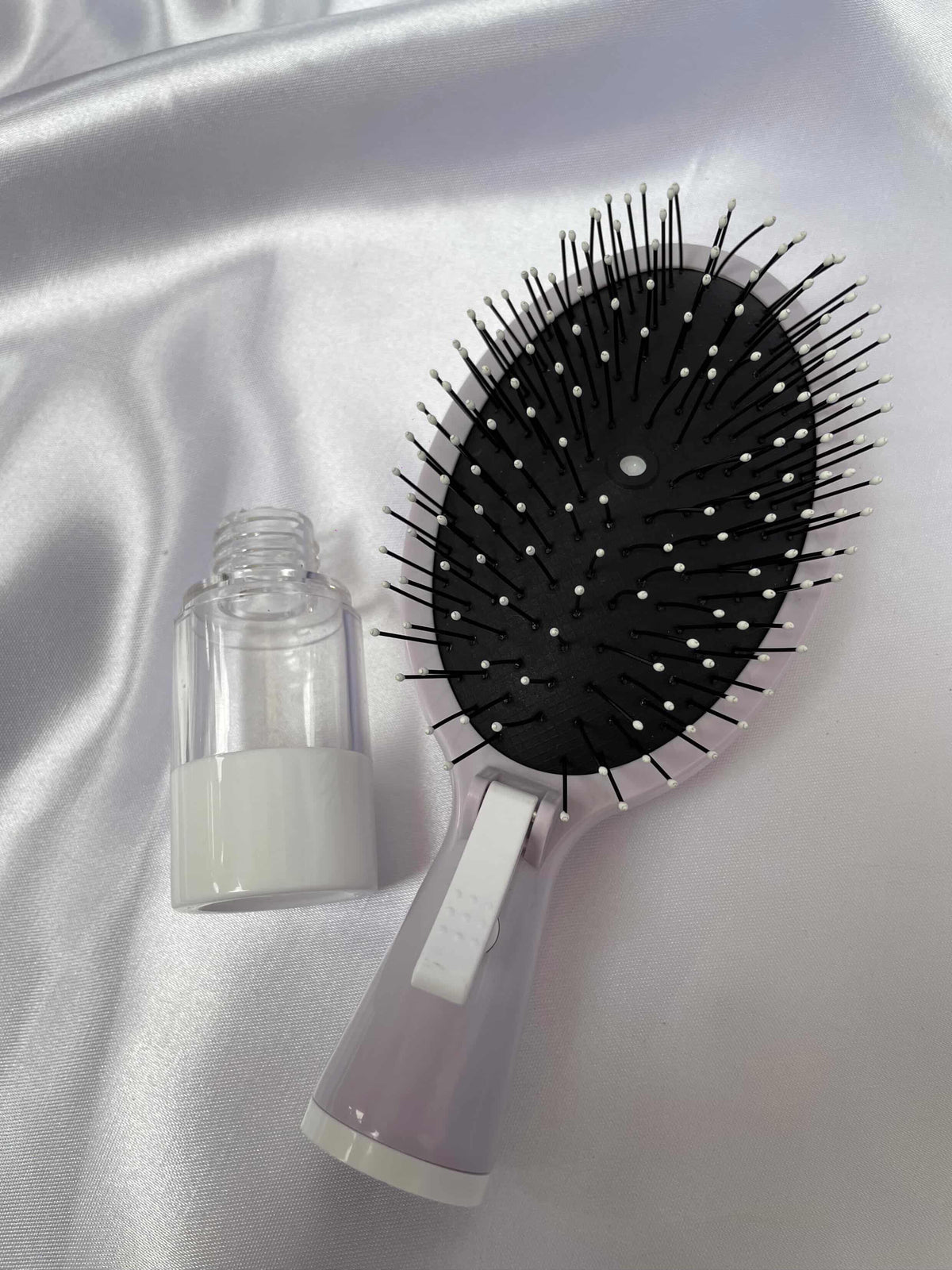 brosse cheveux et spray haille